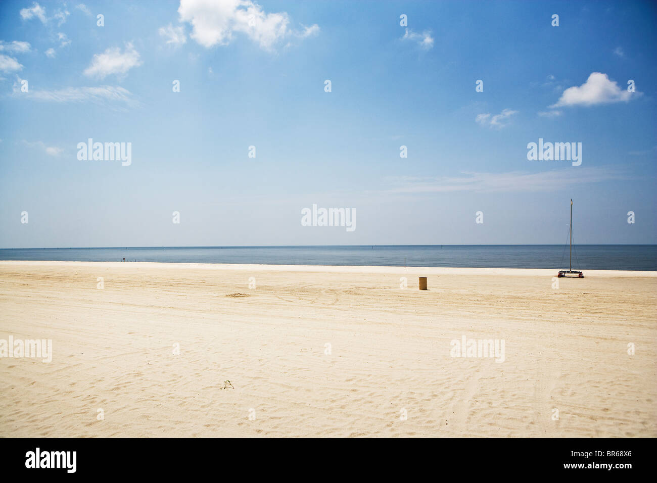 Une plage vide et petit voilier dans le sable en juillet le long de la côte du golfe des États-Unis. Banque D'Images