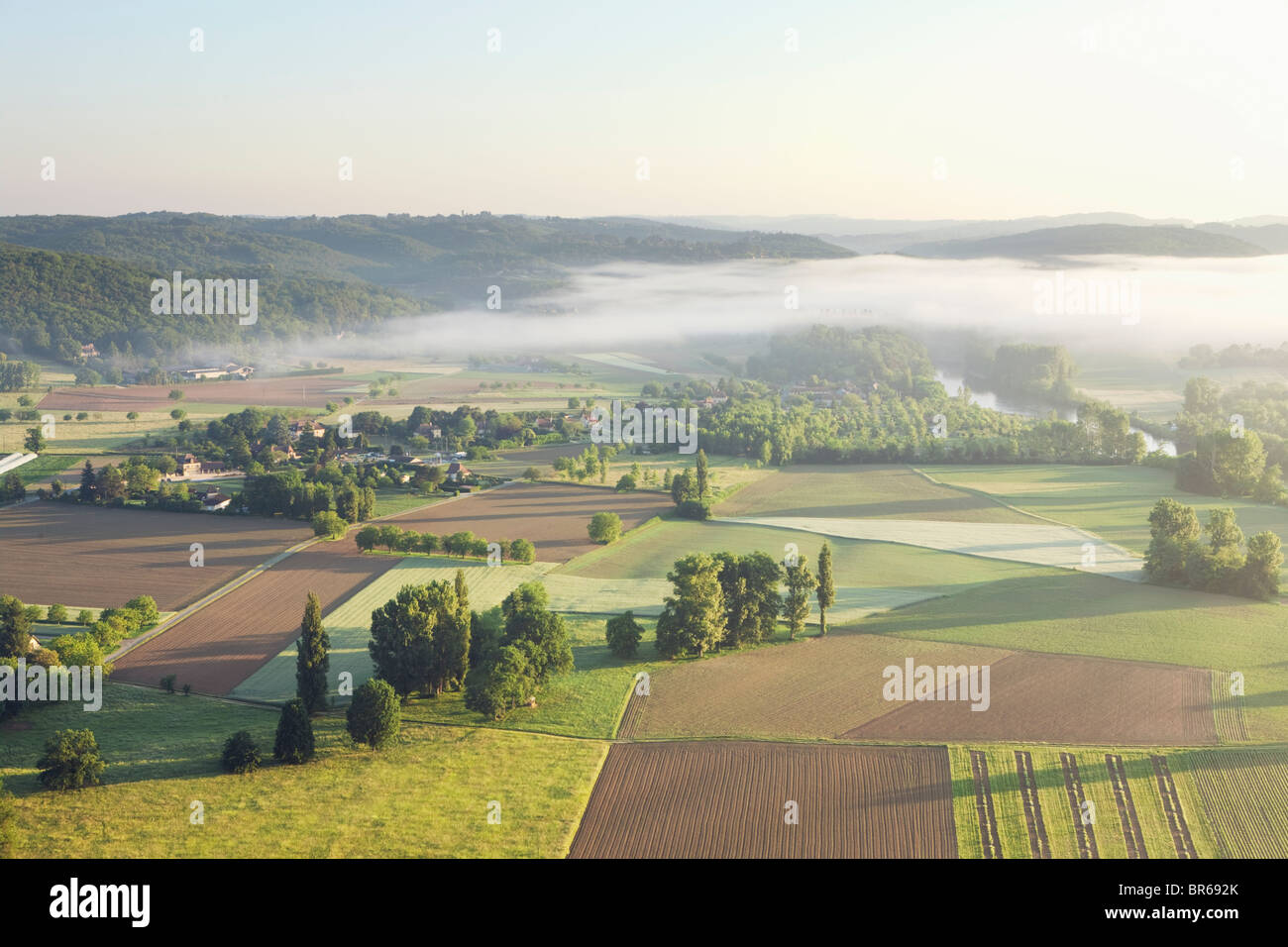 Morning Mist sur la Dordogne, France Banque D'Images