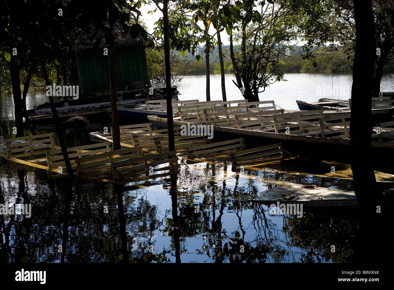 Bateaux dans l'eau du fleuve Amazone, Brésil Banque D'Images