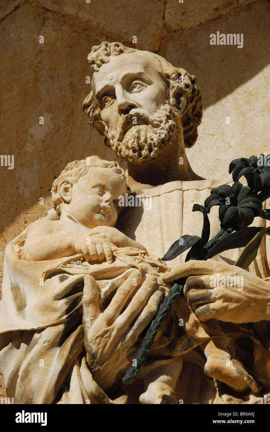 DUBROVNIK, Croatie. Un niched statue de saint Joseph tenant l'enfant Jésus à l'entrée de la cathédrale de Dubrovnik. Banque D'Images