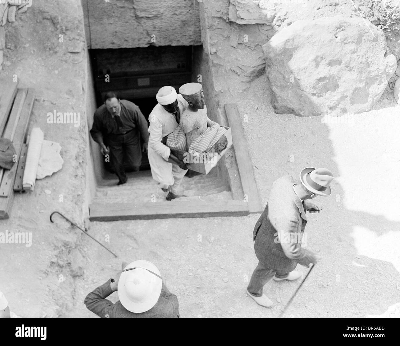 Howard Carter a découvert la tombe de Toutankhamon dans la Vallée des Rois, près de Louxor en Égypte en novembre 1922. Howard sur la droite, Arthur Callender sur mesures avec les travailleurs égyptiens. À partir de l'image numérisée dans le matériel d'archive Portrait Presse Service (anciennement Bureau Portrait Presse) Banque D'Images
