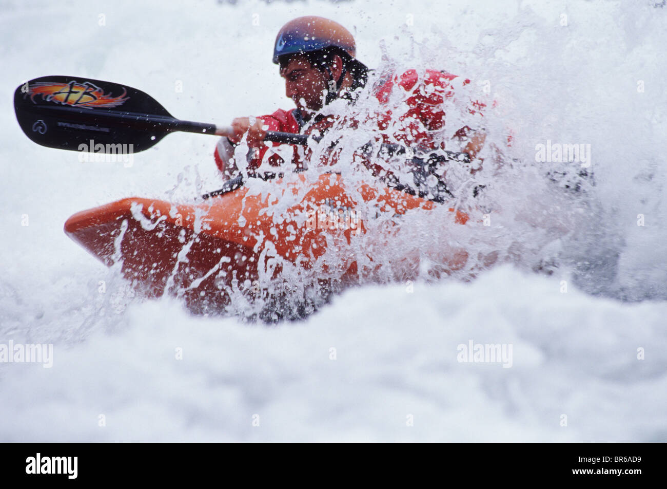 Un homme kayak en eau vive. Banque D'Images