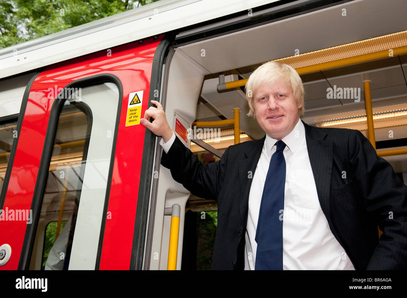 Boris Johnson sur un tout nouveau train souterrain de Londres, Angleterre. Banque D'Images