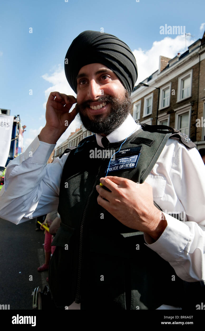 Londres Asie agent de police avec turban à Notting Hill Carnival. Banque D'Images