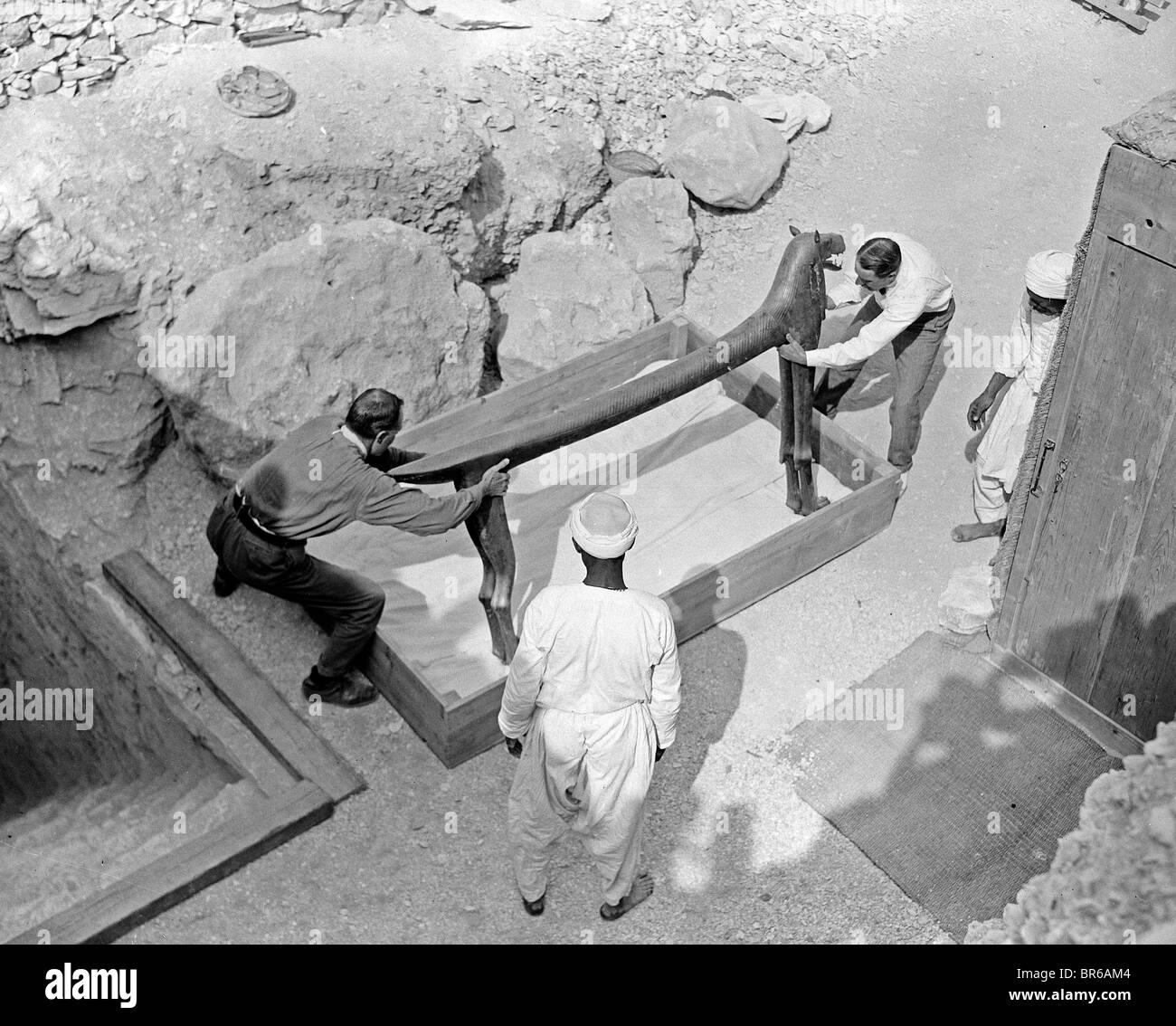 Howard Carter a découvert la tombe de Toutankhamon dans la Vallée des Rois, près de Louxor en Égypte en novembre 1922. Carter sur la gauche avec Arthur Callender et deux travailleurs égyptiens. À partir de l'image numérisée dans le matériel d'archive Portrait Presse Service (anciennement Bureau Portrait Presse) Banque D'Images