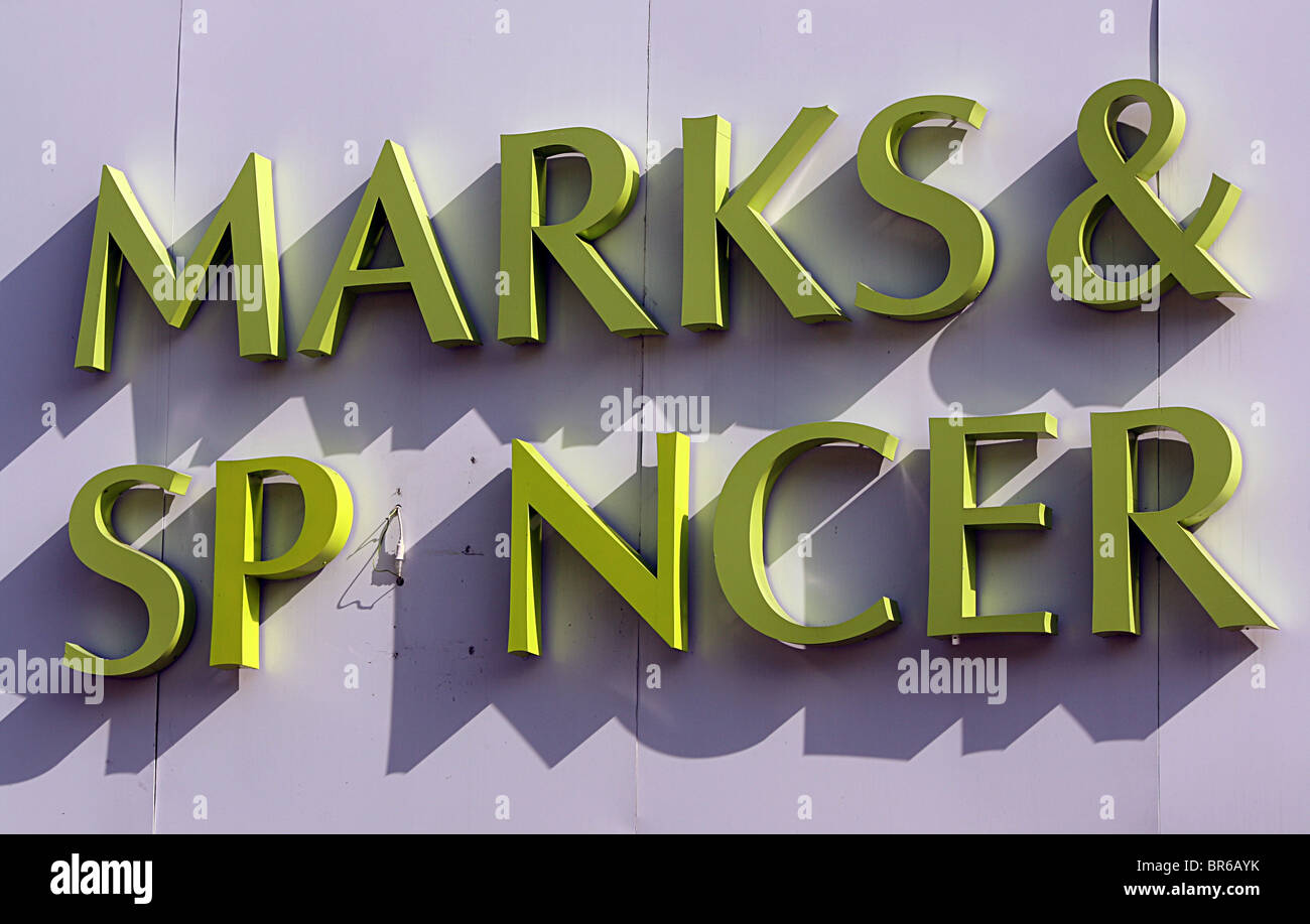 Lettre manquante dans la région de Marks & Spencer la boutique sign. Banque D'Images