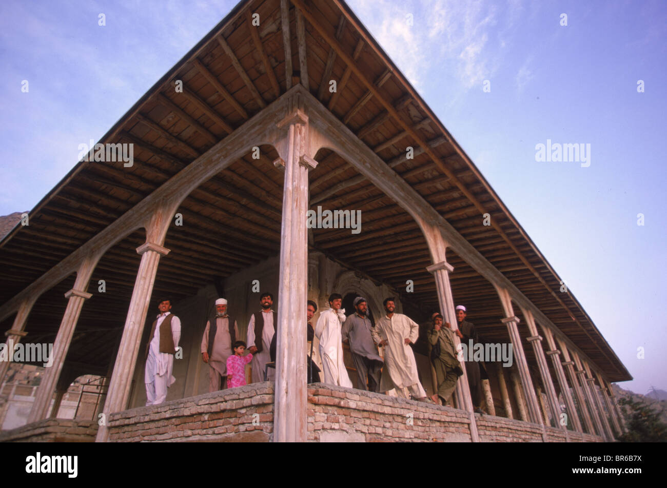 Les ouvriers font une pause devant les colonnes d'un pavillon du XIXe siècle dans les jardins Babur de Kaboul Afghanistan Banque D'Images