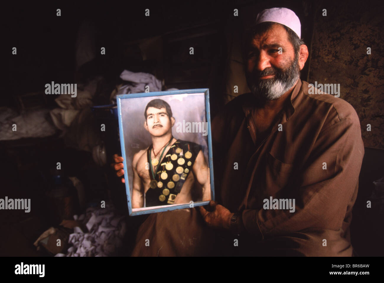Un Afghan est titulaire d'un homme de lui-même comme le portrait d'un lutteur olympique AFGHANISTAN Kaboul Banque D'Images