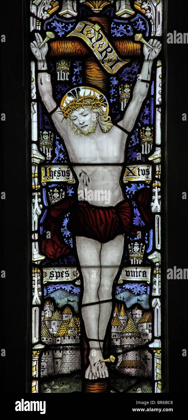 Un vitrail par C E Kempe & Co, représentant la Crucifixion de Jésus, Marhamchurch Église, Cornwall Banque D'Images