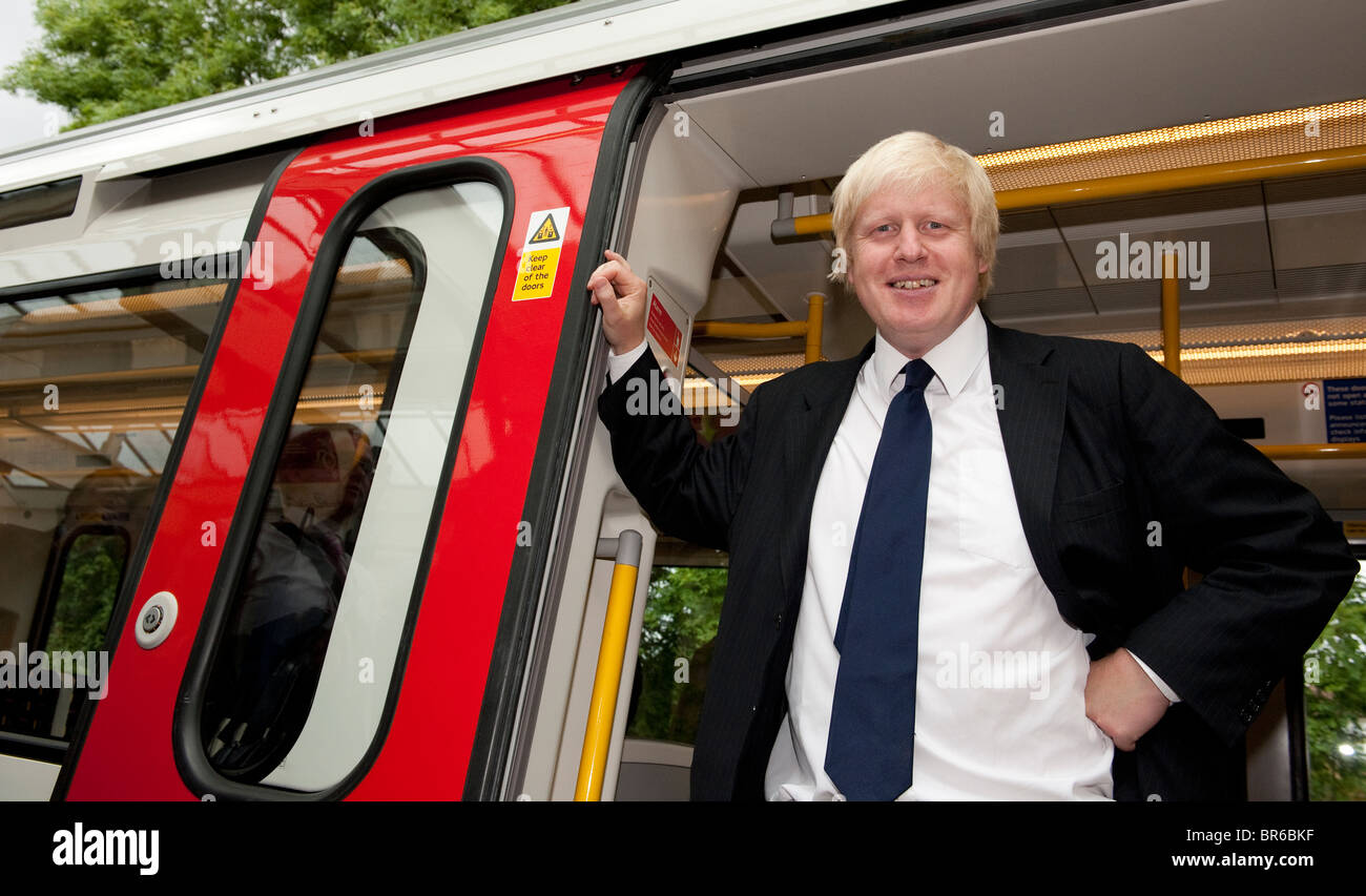 Boris Johnson sur un tout nouveau train souterrain de Londres, Angleterre. Banque D'Images