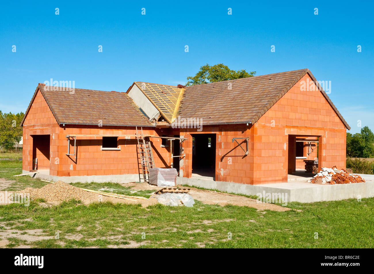 Nouvelle construction de bungalows avec 'rouge' Imerys Toiture tuiles de toit couvrant - Indre-et-Loire, France. Banque D'Images