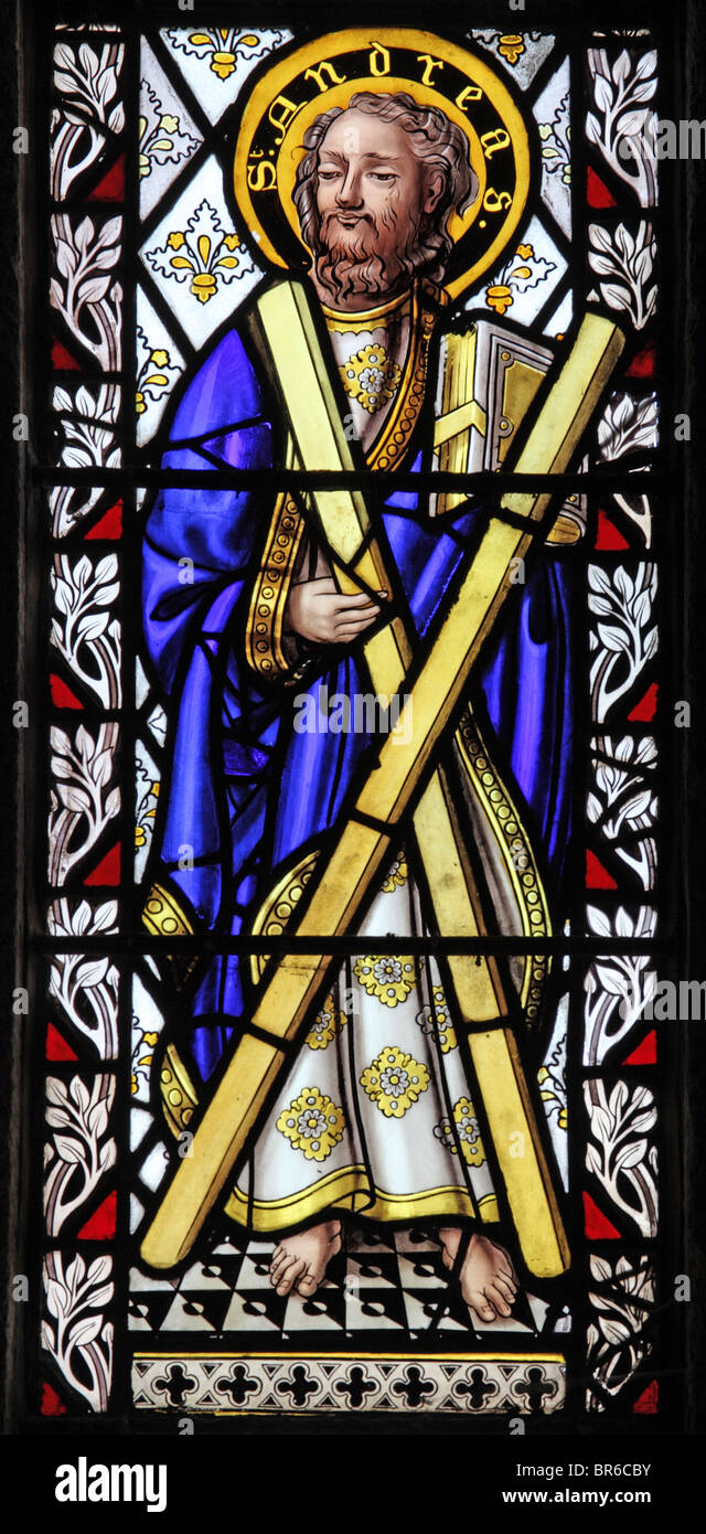 Un vitrail de Robert Beer d'Exeter (1843) représentant Saint Andrew, Église de Marhamchurch, Cornouailles Banque D'Images