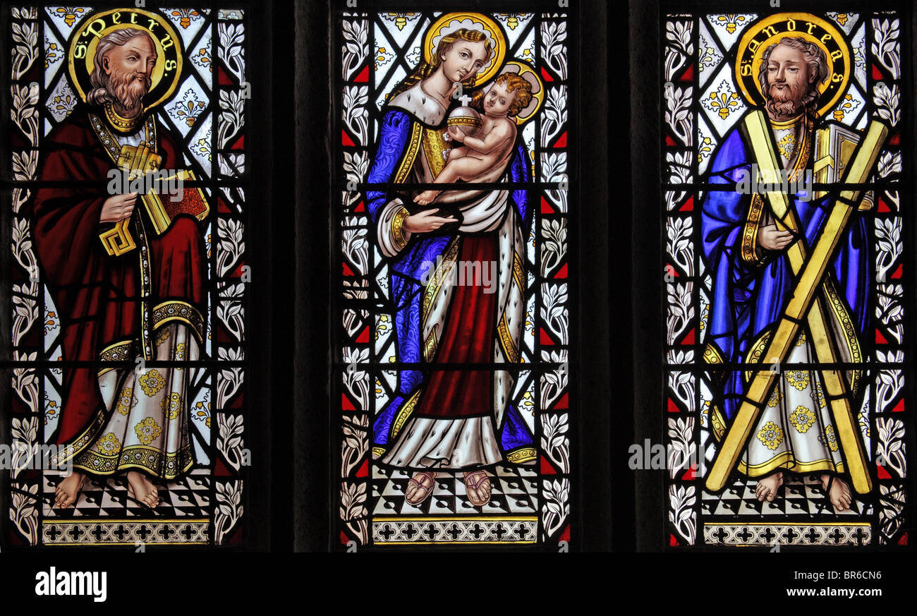 Une vitrail de Robert Beer d'Exeter (1843) représentant les saints Pierre, la Sainte Vierge Marie, et Andrew, Église de Marhamchurch, Cornouailles Banque D'Images