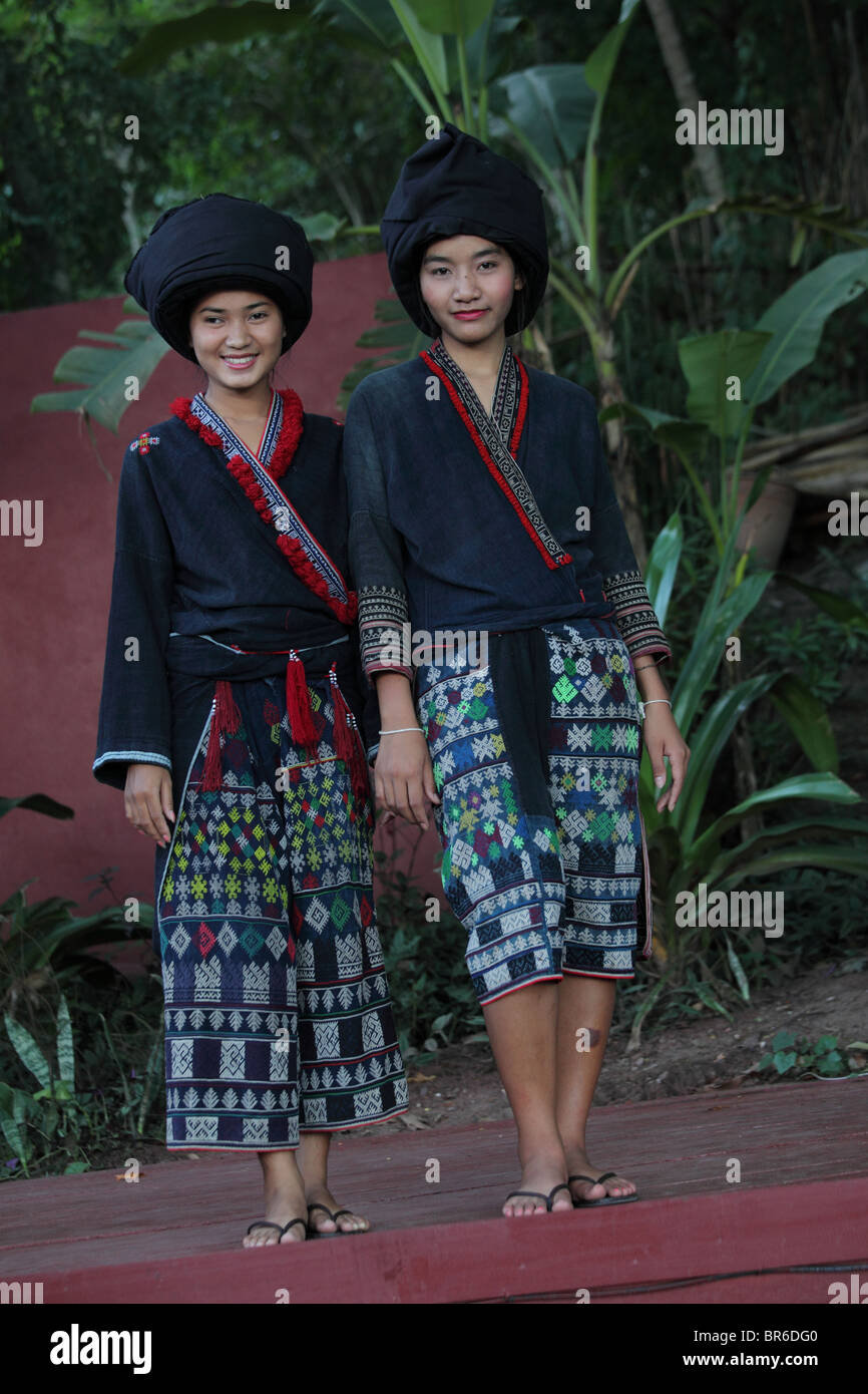 Les jeunes montrant de l'habit traditionnel des peuple yao dans un fashion show à Lao Banque D'Images