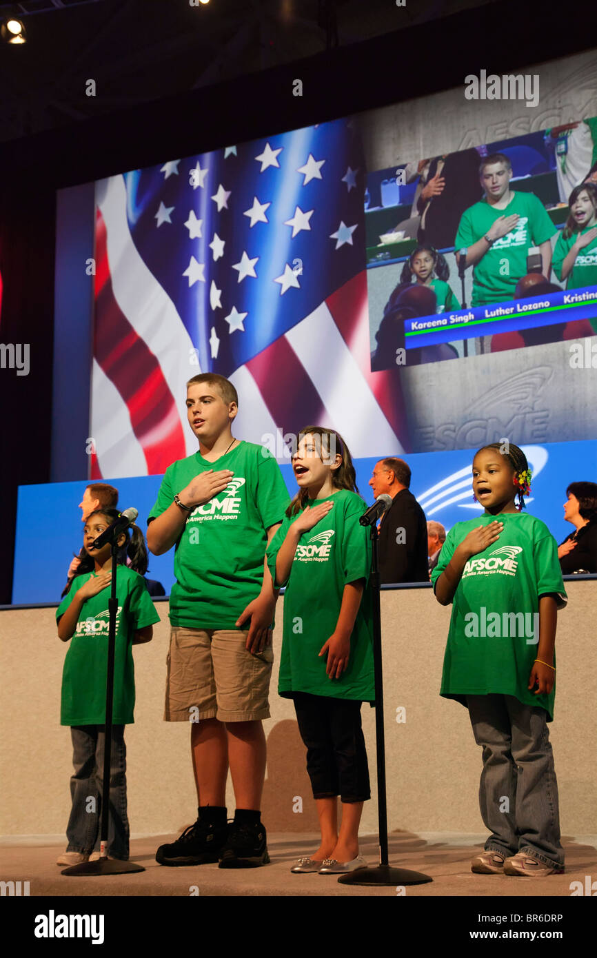 Boston, Massachusetts - enfants Conduire le serment d'allégeance à la convention du syndicat des employés publics AFSCME. Banque D'Images