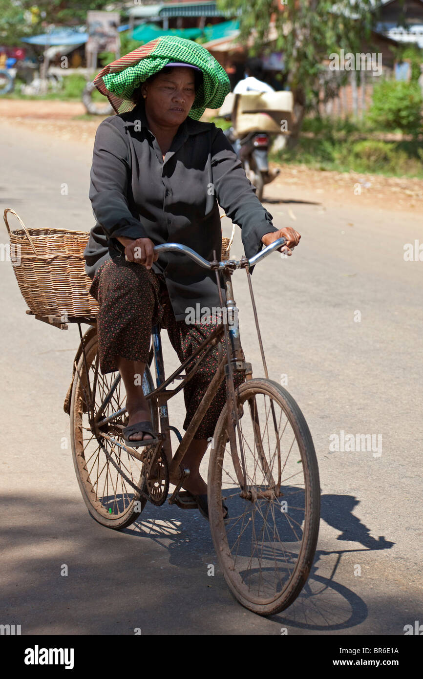 Cycliste Rural, Siem Reap, Cambodge Banque D'Images