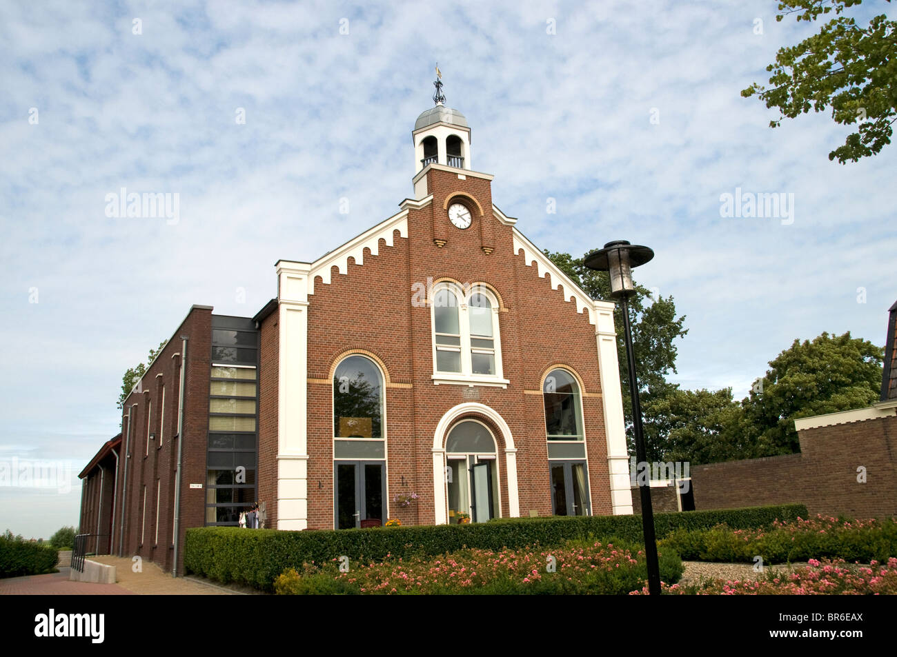 Friesland Workum Pays-bas ancienne église ( Gereformeerde Kerk 1887-2005 ) reconstruire comme appartement maison Banque D'Images