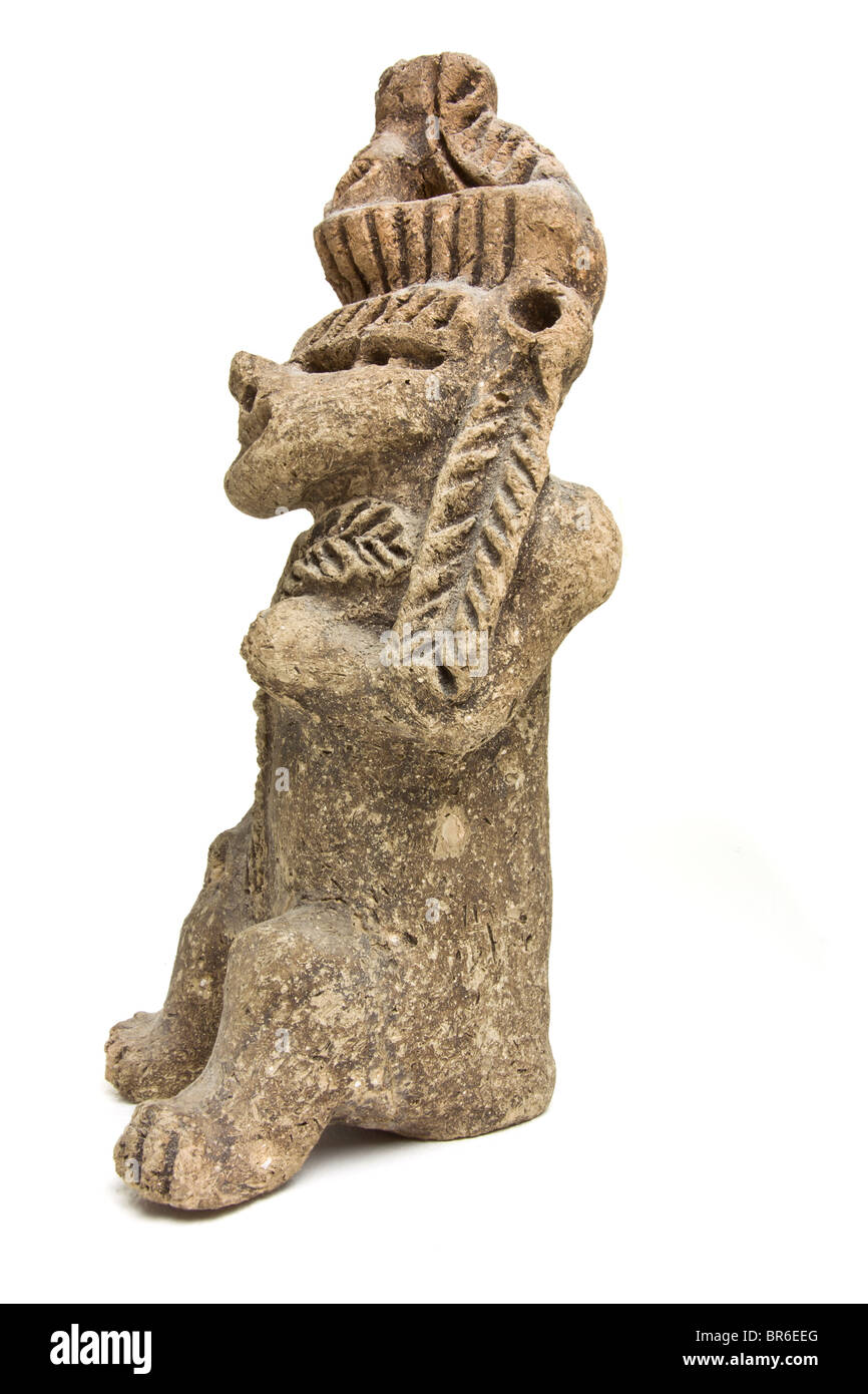 Laid et étrange statue Maya isolé sur fond blanc. Banque D'Images