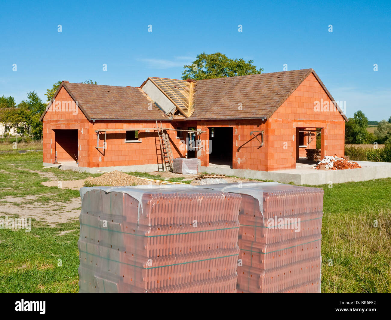 Nouvelle construction de bungalows avec 'rouge' Imerys Toiture tuiles de toit couvrant - Indre-et-Loire, France. Banque D'Images