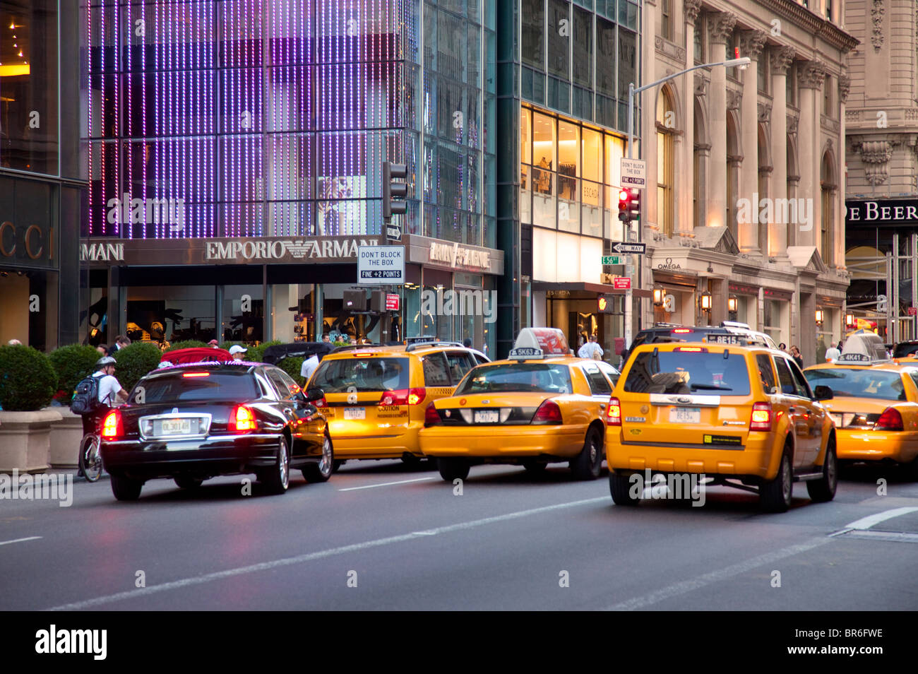 Des taxis attendent le signal du trafic le long de la 5e Avenue à Manhattan, New York City USA Banque D'Images