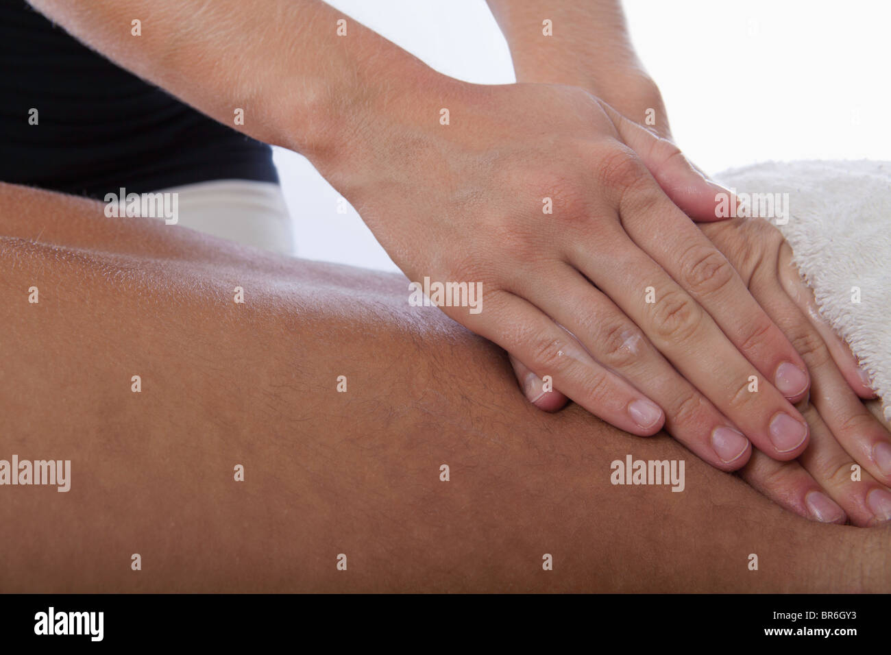 Guérison d'un masseus's mains en massages un jeune homme Banque D'Images