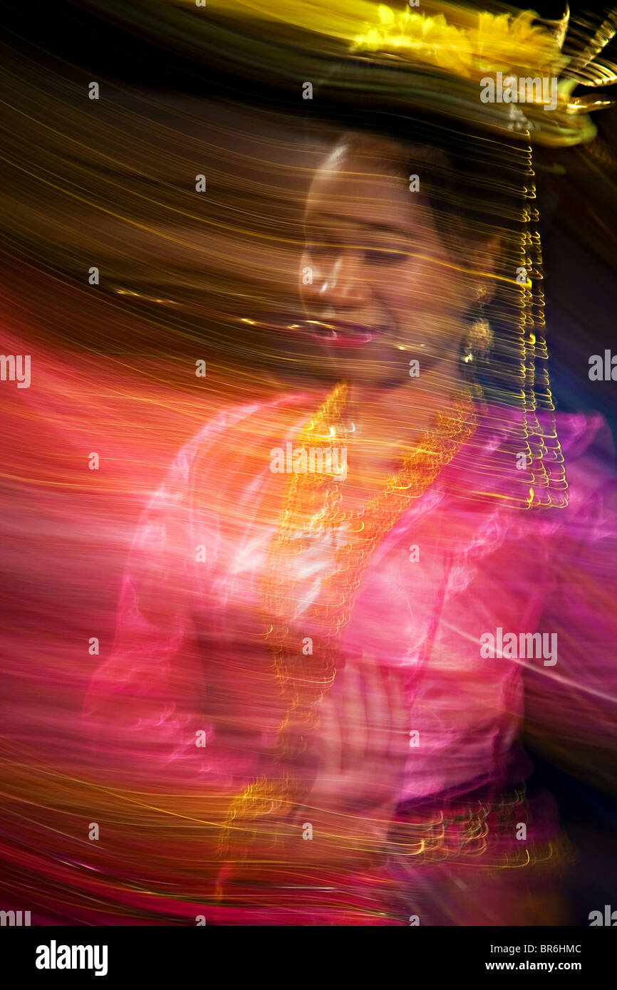 Image floue de déménagement Thailande danseuse, une motion d'action effet obtenu à l'aide Flash Sync arrière. Banque D'Images