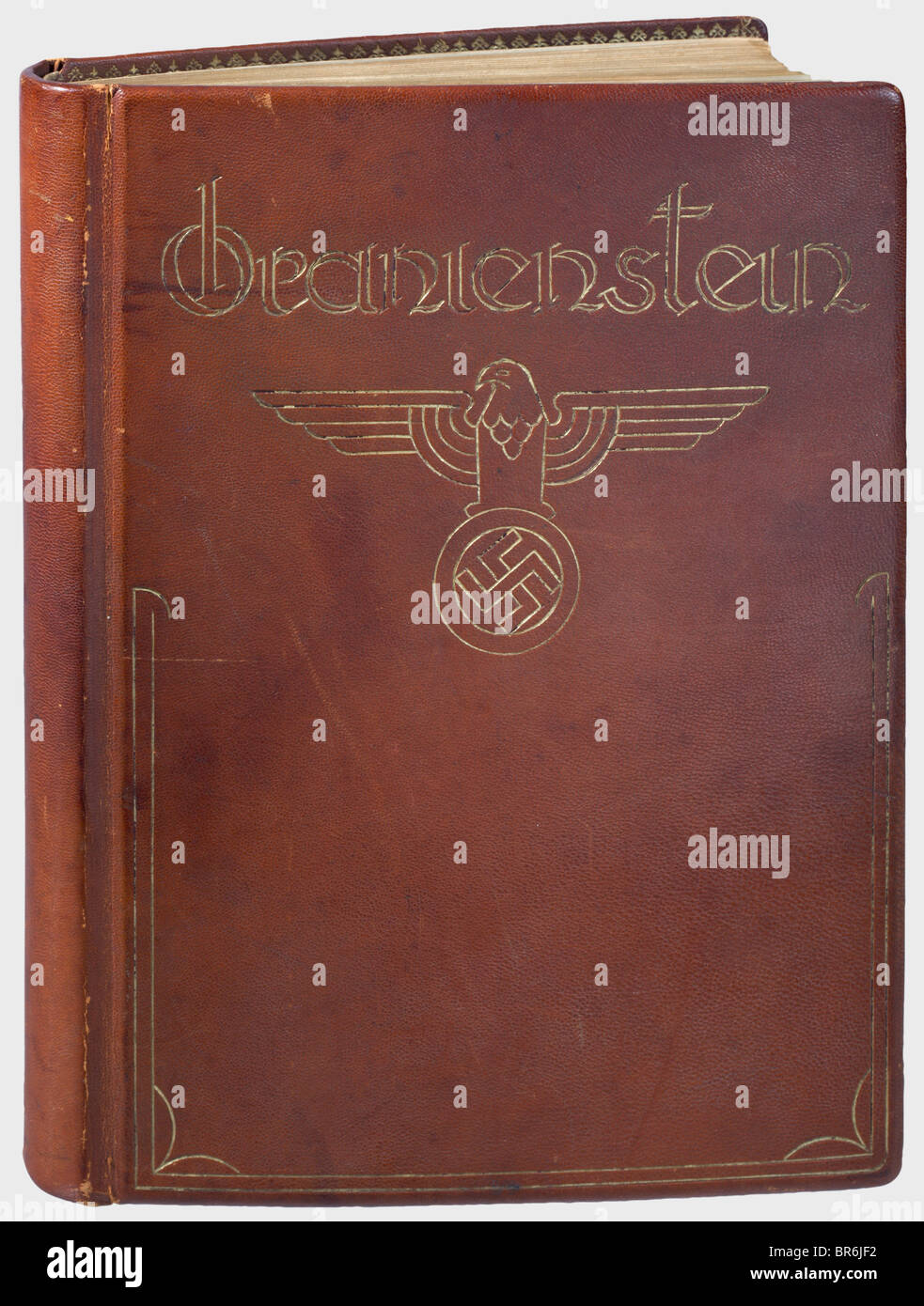 Livre d'or de la NPEA Oranienstein., cuir brun liant avec estampage or. Environ 40 pages avec signatures des classes de 1938 à 1945 ainsi que des invités, par exemple les chefs de groupe SS Walter Schmidt, August Heißmeyer, Richard Hildebrand et bien d'autres. Friedrich von der Heydte, von Winterfeld, Hans Uhl, Leonhard von Moellendorf, Generaloberst Deßloch, Hanna Reitsch. Le chef des étudiants de Hesse Eibel, le chef de Gau Sprenger et bien d'autres encore. La dernière entrée a été faite par Joachim Boosfeld, le vainqueur de la Croix de Knigth, Company Comma, Banque D'Images