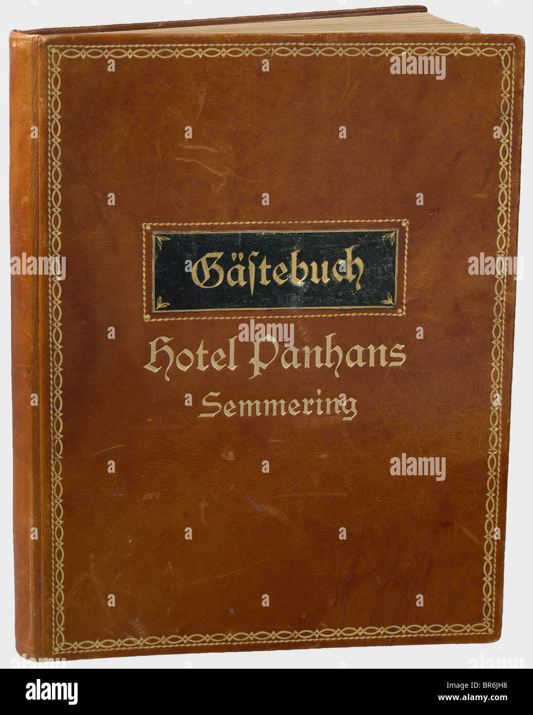 Un livre d'hôtes de l'hôtel Panhans sur le Semmering., couverture en cuir brun avec impression or et bordure dorée, sur chacune des 63 pages une signature unique, partiellement avec date et rang: Hermann Göring, Hermann Esser, Hans Fritsche, Albert Speer, Graf Schwerin-Krosigk, Les Premiers Ministres Voitech Tuka Et Tzankoff, Sano Mach, Le Général Osima, Le Maréchal Starko Kratnick, Konrad Henlein, Konstantin Hierl, Wilhelm Frick, Franz Xschwarz. Le Jury Des Dirigeants Du Gau Hugo, Karl Gerland, Baldur Von Schirach, Karl Scharizer, Août Eigouber, Sigfried Überreither, Ernst Wilhelm Bohle, Banque D'Images