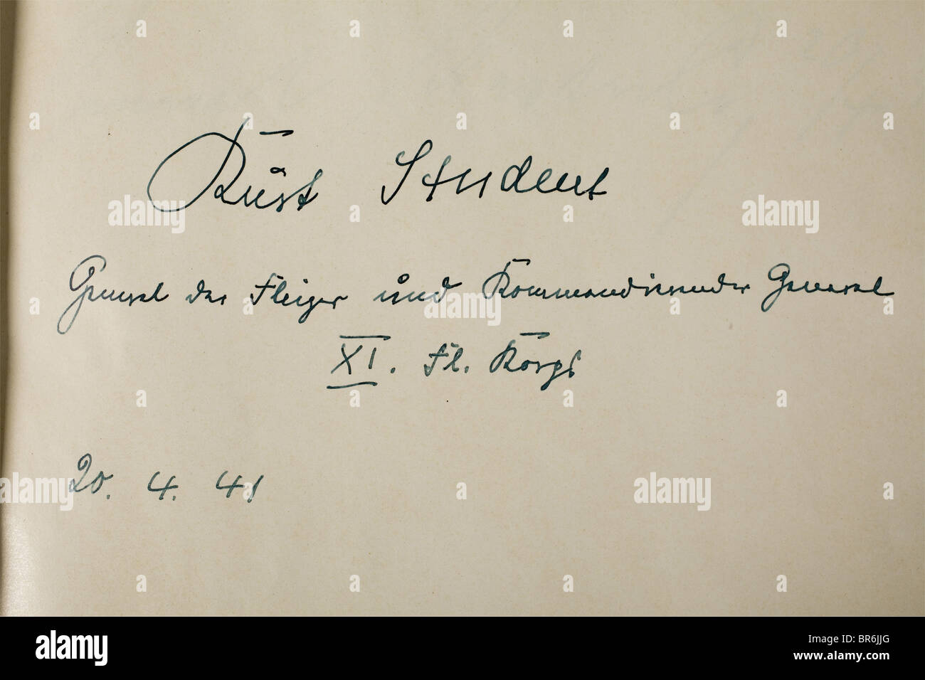 Un livre d'hôtes de l'hôtel Panhans sur le Semmering., couverture en cuir brun avec impression or et bordure dorée, sur chacune des 63 pages une signature unique, partiellement avec date et rang: Hermann Göring, Hermann Esser, Hans Fritsche, Albert Speer, Graf Schwerin-Krosigk, Les Premiers Ministres Voitech Tuka Et Tzankoff, Sano Mach, Le Général Osima, Le Maréchal Starko Kratnick, Konrad Henlein, Konstantin Hierl, Wilhelm Frick, Franz Xschwarz. Le Jury Des Dirigeants Du Gau Hugo, Karl Gerland, Baldur Von Schirach, Karl Scharizer, Août Eigouber, Sigfried Überreither, Ernst Wilhelm Bohle, Banque D'Images