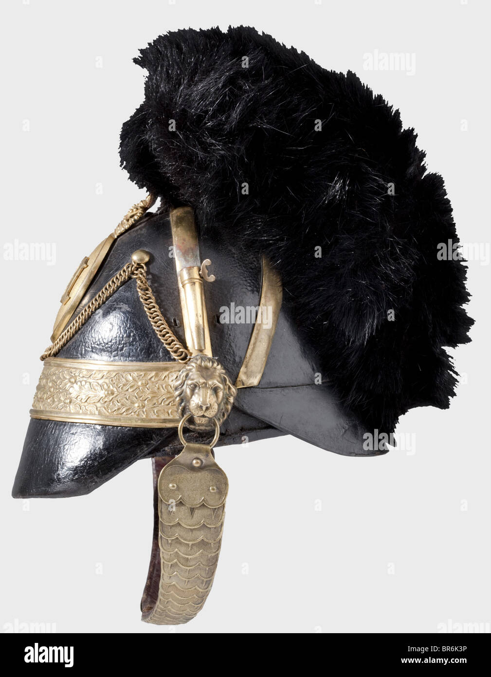 Casque pour officiers, de l'artillerie, vers 1840, presque identique au modèle bavarois 1832. Crâne en cuir avec barres de protection en laiton, chaînes défensives, et bande de rang avec décoration de feuilles en chêne en relief (petite fissure). Emblème ovale couronné portant un chiffrement superposé « W ». Écailles de chinelles de type officier sur les bossages de tête de lion, languette à boucle arrachée. Douille pour panache, doublure en cuir de mouton. La cocarde est manquante, l'écusson est remplacé par la fourrure noire, le pic avant est raccourci au moment de son utilisation. Casque rare. Historique, historique, XIXe siècle, Braunschweig, Brunswick, allemand, Banque D'Images