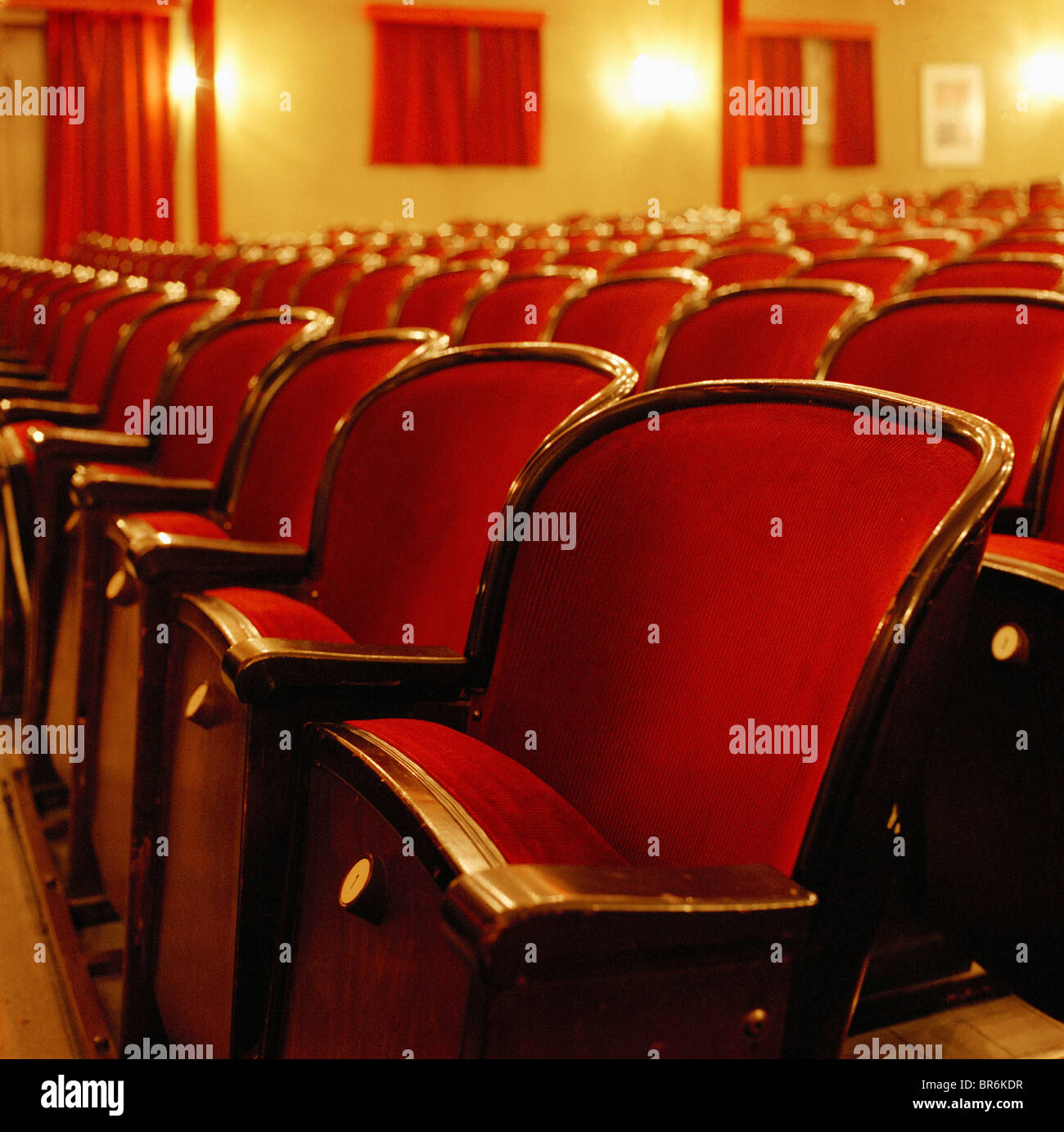 Rangées de sièges dans un théâtre Banque D'Images