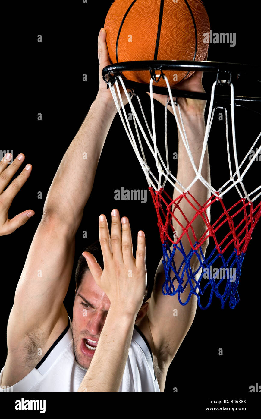 Un joueur de basket-ball d'essayer de faire un panier, studio shot Banque D'Images
