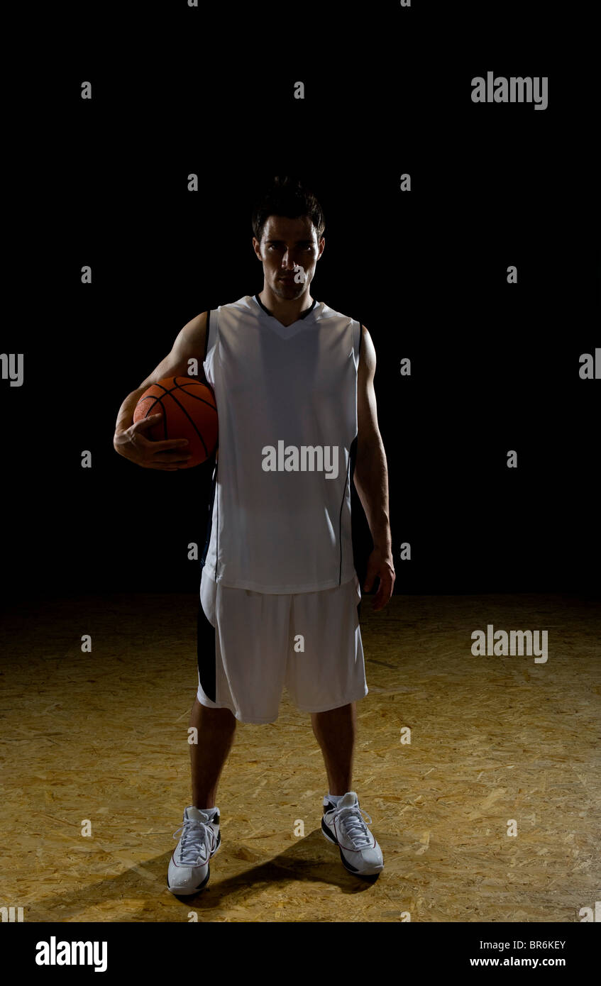 Un joueur de basket-ball, portrait, studio shot Banque D'Images