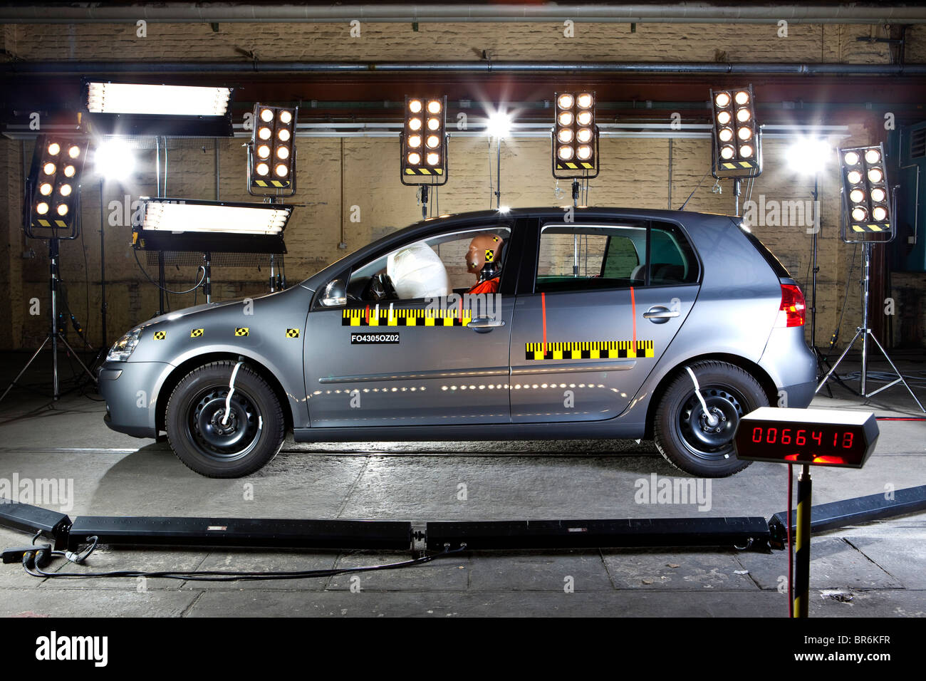 Une voiture avec un crash test dummy dans un laboratoire d'essai de choc Banque D'Images