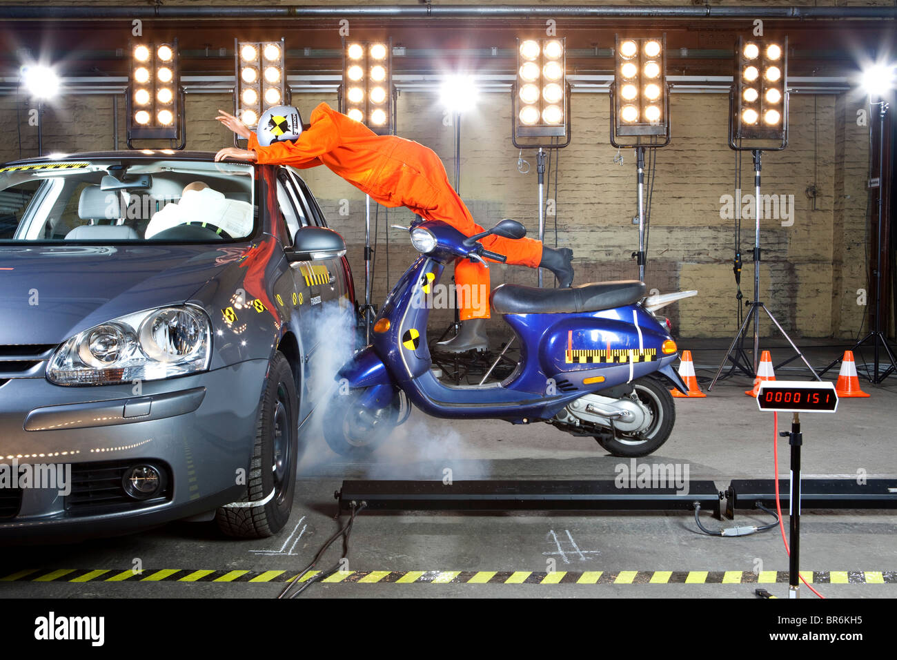 Un crash test dummy sur un scooter s'écraser dans une voiture Banque D'Images