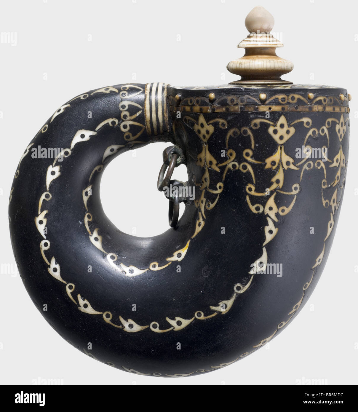 Un os indien incrusté powderhorn, XVIIIe siècle. Corps d'ébène en forme de coquille nautilus, avec riches incrustations ornementales. Goulotte tournée et bouchon osseux. Deux anneaux de suspension en laiton. Défauts minimaux. Hauteur 17 cm. Historique, historique, XVIIIe siècle, objet, objets, photos, coupures, coupures, découpe, découpes, beaux-arts, art, art, art artistique, artistique, artistique Banque D'Images