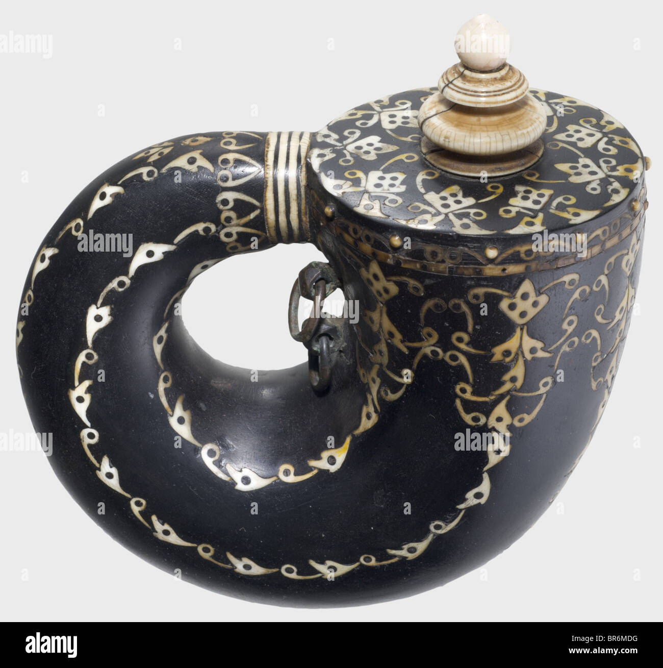 Un os indien incrusté powderhorn, XVIIIe siècle. Corps d'ébène en forme de coquille nautilus, avec riches incrustations ornementales. Goulotte tournée et bouchon osseux. Deux anneaux de suspension en laiton. Défauts minimaux. Hauteur 17 cm. Historique, historique, XVIIIe siècle, objet, objets, photos, coupures, coupures, découpe, découpes, beaux-arts, art, art, art artistique, artistique, artistique Banque D'Images