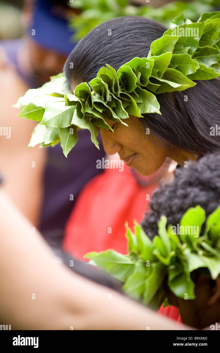 Portant une coiffe de feuilles lei une femme prépare l'exécution de Ka Hula Piko un festival célébrant la naissance de la hula sur Moloka Banque D'Images