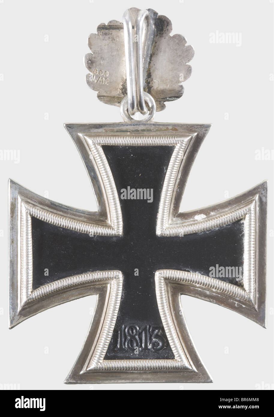 Une croix de Chevalier de la Croix de fer de 1939 avec Des Feuilles de chêne., la Croix de chevalier précoce Juncker typique avec noyau non magnétique et cadre argent non marqué. Dimensions 48,3 x 54,3 mm, poids 28,37 g. Les Feuilles de chêne estampillées en filigrane ont frappé 'L/12' pour Juncker et ont une marque de finition '800'. Dimensions 20,2 x 19,7 mm, poids 6,43 g. Dans une présentation en noir avec ruban de cou non personnalisé (Nie 7.03.08 b1 et 7.03.07 3). L'expertise de Niemann est incluse en novembre 2008. Sans port, assorti à partir de la première série de production. Historique, historique, 1930, 20ème centu, Banque D'Images