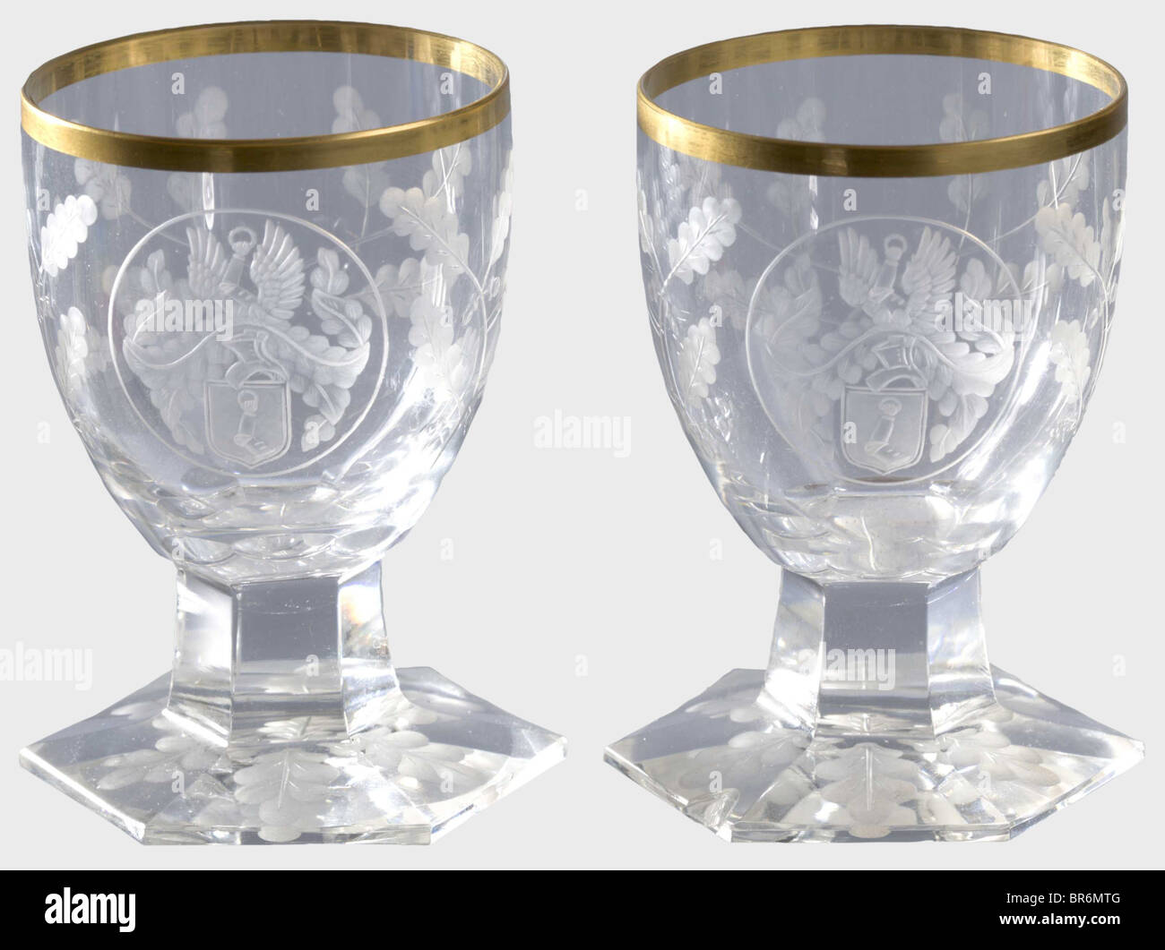 Hermann Göring - deux verres de liqueur, d'un service de table de chasseur.  Verre en cristal à facettes et découpé avec bordure en or. Les bras de la  famille Göring, surmontés d'un