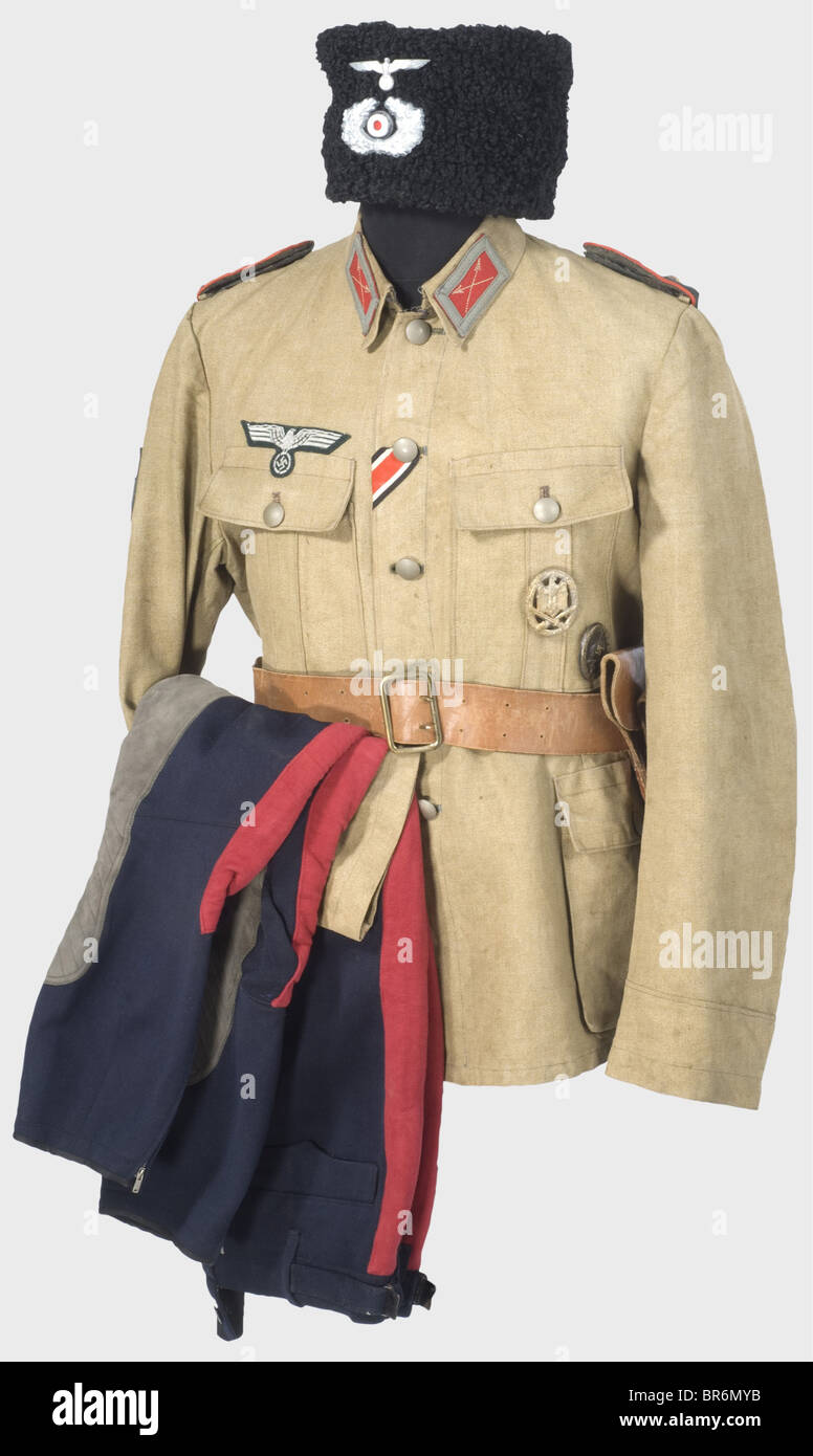 Ensemble uniforme pour un premier lieutenant Cosack., papacha (chapeau de laine d'agneau Cosack) avec bordure en fourrure noire et haut vert foncé avec une croix de tresse jaune. Insignes métalliques. Doublure en coton beige. Tunique en lin de couleur sable, complète avec toutes les insignes (différentes versions), et l'insigne général Assault et l'insigne Wound en épingles noires. Culottes bleu foncé avec bordure en cuir et larges rayures rouges sur les jambes. Ceinture en cuir brun avec étui pistolet. Historique, historique, 1930, XXe siècle, armée, armées, forces armées, militaire, militaria, objet, objets, alambics, cli, Banque D'Images