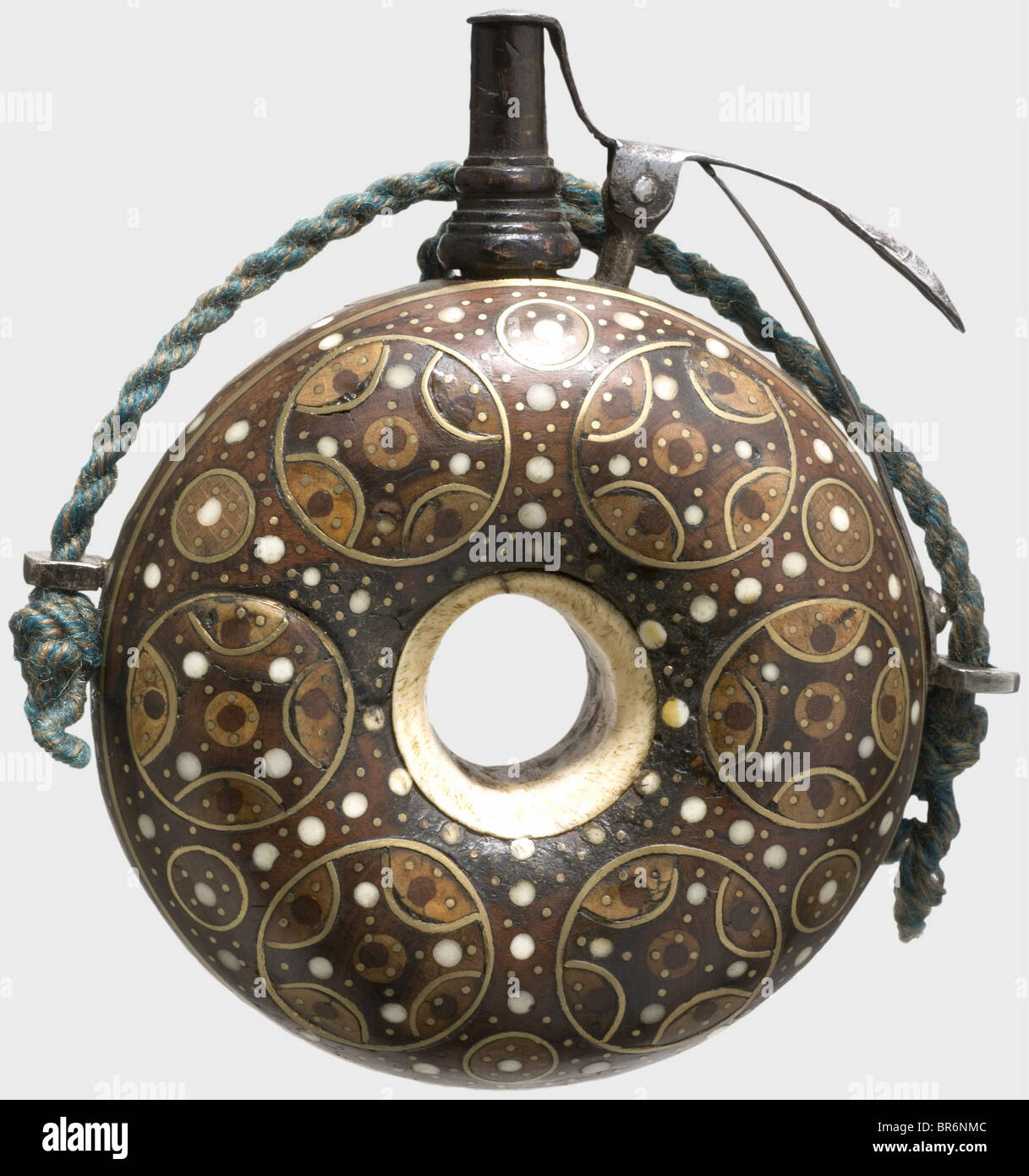 Une fiole de poudre allemande avec incrustations d'os et de laiton, vers 1600. Corps en bois tourné avec un anneau osseux au centre. Richement incrusté des deux côtés avec du bois, des broches osseuses et des cercles de fil de laiton. Bec en bois avec fermeture en fer à ressort. Ressort de rechange. Cordon de transport ultérieur. Diamètre 11 cm. Historique, historique, XVIIe siècle, ballon à poudre, accessoire, accessoires, militaire, militaria, objet, objets, alambics, utilitaires, utilité, découpe, coupures, ustensile, équipement, ustensiles, Banque D'Images