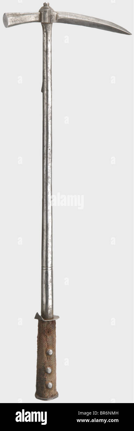 Un marteau de guerre allemand, vers 1600. Bec mince, légèrement incurvé de la section carrée. Une tête de marteau ronde et à élargissement conique sur la douille à l'extrémité opposée avec un crochet de courroie à queue d'aronde. Arbre cylindrique légèrement effilée. Poignée en bois avec revêtement en velours (très usé). Six des huit anciens rivets de la poignée en fer sont préservés. Disque de protection en fer (remplacé ?) et pommeau plat en fer. Longueur 48 cm. Historique, historique, XVIIe siècle, hache, hache, haches, hache, outil, outils, militaire, militarie, dispositif de combat, objet, objets, photos, hache de combat, hache de combat, poleaxe, haches de combat, bataille A, Banque D'Images