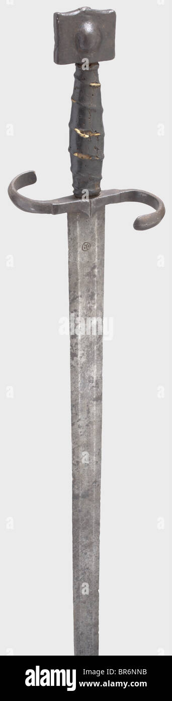 Une épée vénitienne, 1480 - 1500. C'est ce qu'on appelle 'spada schiavonesca'. Large lame à double tranchant de la section hexagonale, tachant brusquement au point et portant la marque de bladesmith de Belluno (nodo bellunese) ainsi qu'une marque d'un arsenal ottoman. Hile en fer forgé avec des quillons en S, la poignée avec revêtement en cuir au-dessus d'un enroulement de cordon. Longueur 117,3 cm, longueur de lame 96,5 cm, largeur de lame 4,5 cm. De nombreux morceaux de ce type d'épée dans la collection d'armes du Palazzo Ducale à Venise. Cf. Umberto Franzoi, 'l'Armeria del Palazzo Ducale a Venezia, fig. 41 f. Très e, Banque D'Images