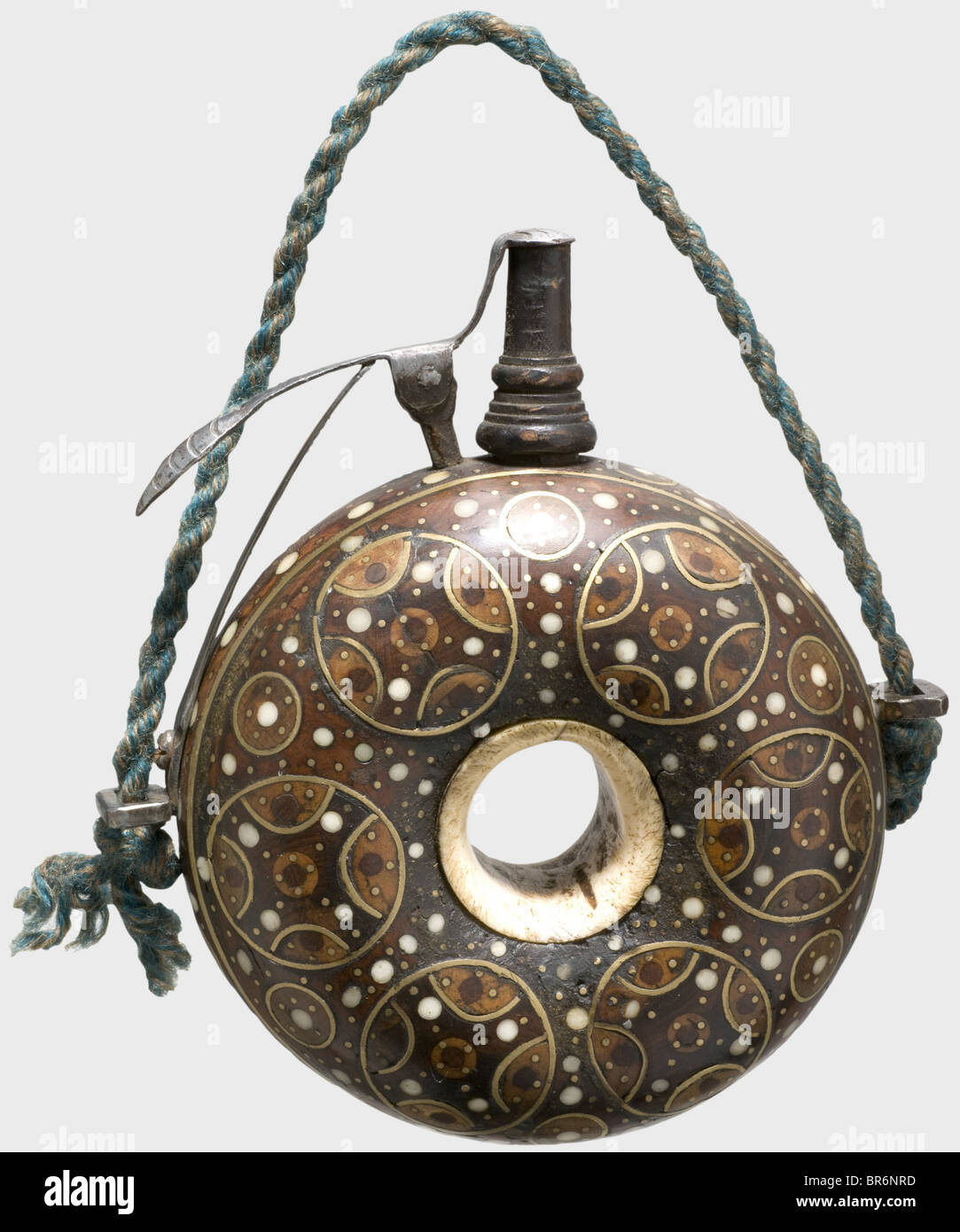Une fiole de poudre allemande avec incrustations d'os et de laiton, vers 1600. Corps en bois tourné avec un anneau osseux au centre. Richement incrusté des deux côtés avec du bois, des broches osseuses et des cercles de fil de laiton. Bec en bois avec fermeture en fer à ressort. Ressort de rechange. Cordon de transport ultérieur. Diamètre 11 cm. Historique, historique, XVIIe siècle, ballon à poudre, accessoire, accessoires, militaire, militaria, objet, objets, alambics, utilitaires, utilité, découpe, coupures, ustensile, équipement, ustensiles, récipient, vaisseaux, Banque D'Images