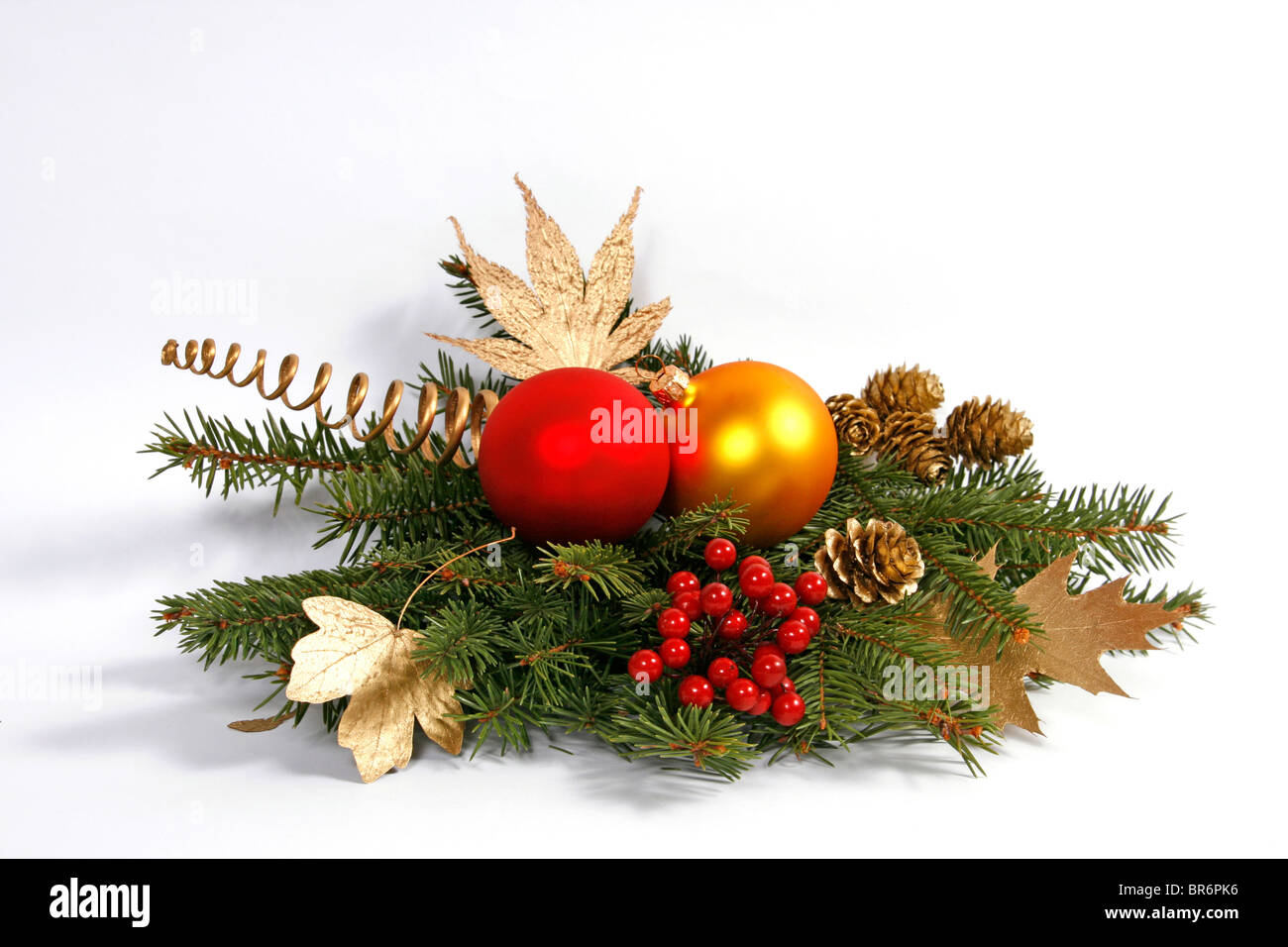 Décoration de Noël avec les brindilles de l'épinette et babioles Banque D'Images