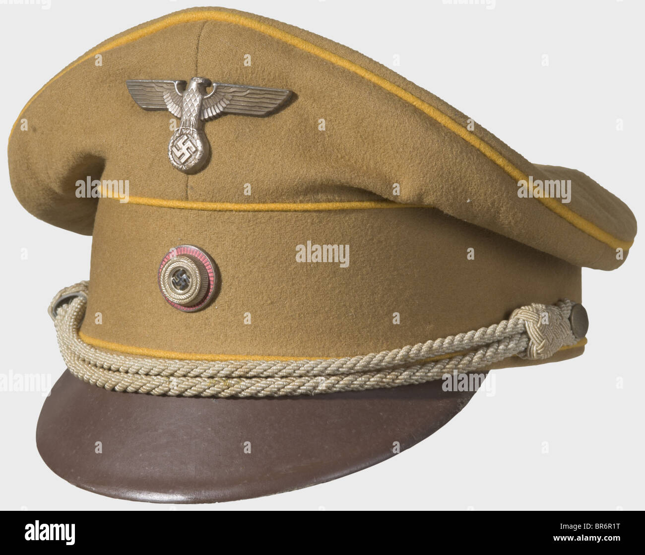 Une casquette de visière pour un dirigeant politique, au Reichsleitung  (Direction du Parti). Modèle ancien de tissu de laine brun fin avec  tuyauterie jaune or, visière brune, cocarde émaillée, aigle plaqué argent