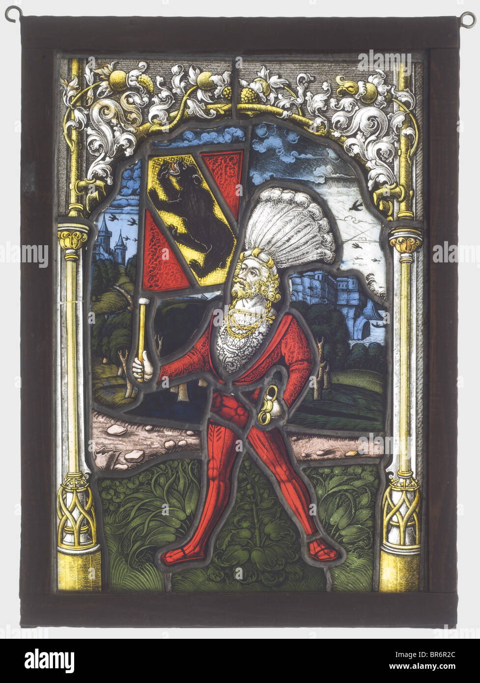 Un manteau de panneaux en verre à arcades, Suisse, milieu du XVIe siècle. Verre flashé dans différentes couleurs avec fine 'Schwarzlot'-peinture. Un panneau debout dans un costume de Lansknecht avec épée. Dans sa main droite un drapeau montrant le manteau des armes de la ville de Berne. En arrière-plan un grand paysage. Cadre de style arche de la trachée gothique tardive et de la décoration de tendril. Vitrage en plomb reconditionnés, certains panneaux fissurés. Dans un cadre en bois du XIXe siècle. Dimensions 35 x 25 cm. Historique, historique, peuple, XVIe siècle, artisanat, artisanat, artisanat, obj, Banque D'Images