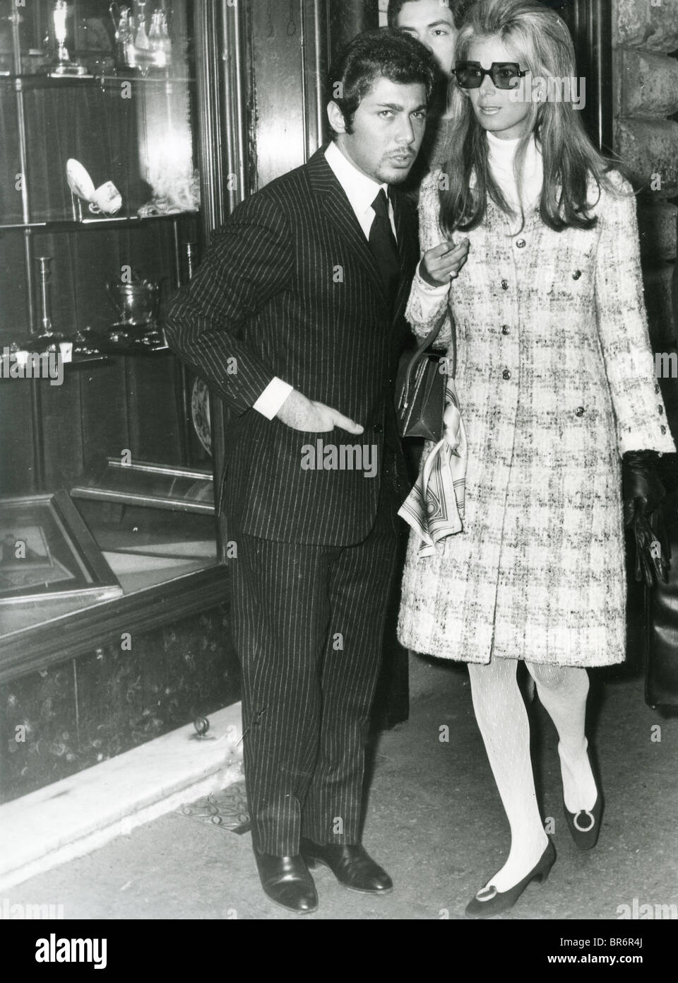 PAUL ANKA avec son épouse Anne de Zogheb shopping à Rome, à propos de 1975 Banque D'Images