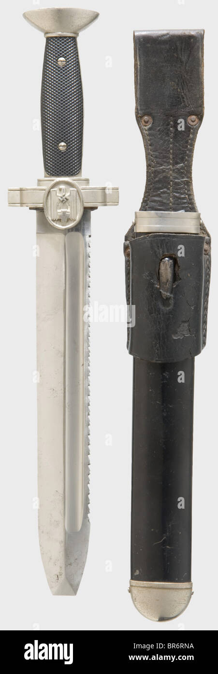 Un dagger DRK, pour le personnel non-officier avec une lame dentelée marquée 'Ges. Gesch.'. Poignée noire en bakélite, blindage en métal avec insigne DRK, grenouille en cuir noire endommagée. Longueur 40 cm. Historique, historique, 1930, 1930, XXe siècle, throuing, thrustins, portable, arme de mêlée, armes de mêlée, lame, arme, bras, armes, bras, objets, photos, coupures, coupures, découpe, découpe, découpe, découpes, Banque D'Images